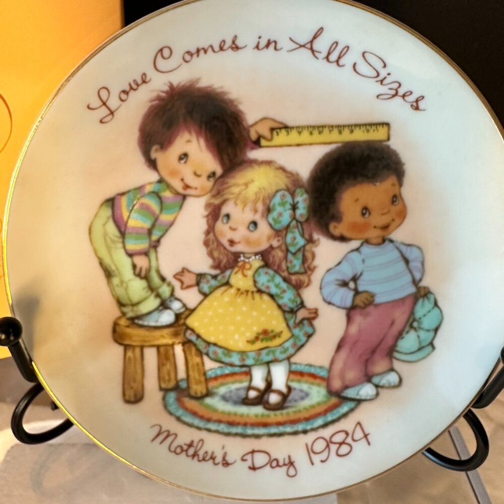 VINTAGE AVON MOTHER'S DAY PLATE – 1984 "LOVE COMES IN ALL SIZES" Collectible